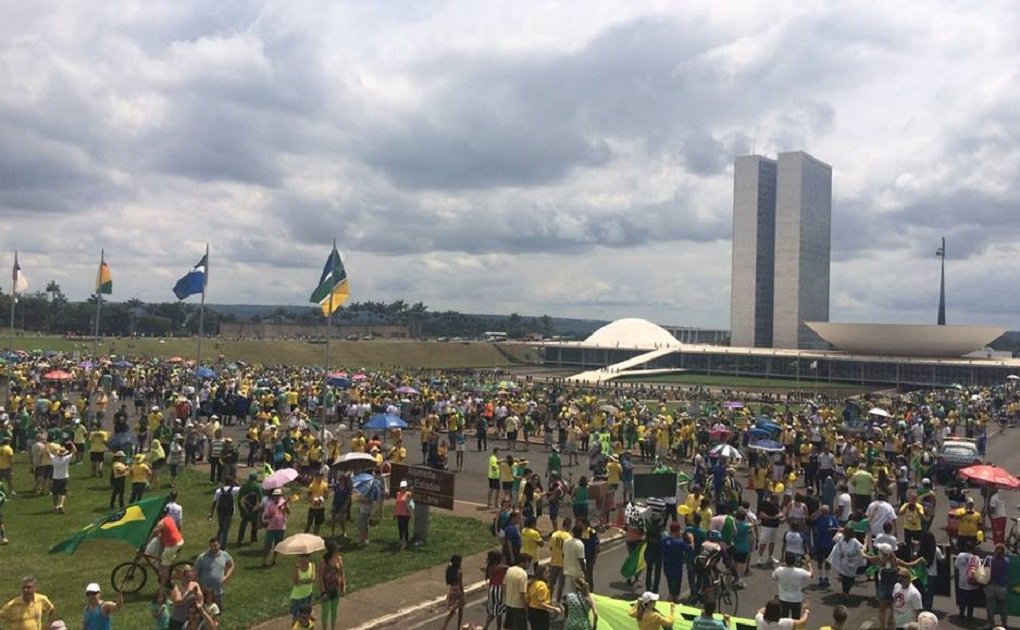 Vestidos com camisetas nas cores verde e amarelo, manifestantes se reúnem em Brasília a favor do impeachment da presidenta Dilma Rousseff; eles se concentram em frente ao Congresso; Esplanada dos Ministérios foi totalmente interditada para o trânsito de veículos, e homens da Polícia Militar (PM) do Distrito Federal acompanham de longe o deslocamento dos manifestantes; a PM divulgou que entre 500 e 600 pessoas participam do ato, que começou por volta das 11h