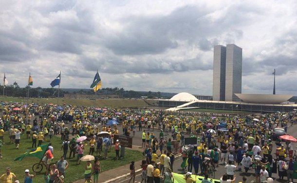 Vestidos com camisetas nas cores verde e amarelo, manifestantes se reúnem em Brasília a favor do impeachment da presidenta Dilma Rousseff; eles se concentram em frente ao Congresso; Esplanada dos Ministérios foi totalmente interditada para o trânsito de veículos, e homens da Polícia Militar (PM) do Distrito Federal acompanham de longe o deslocamento dos manifestantes; a PM divulgou que entre 500 e 600 pessoas participam do ato, que começou por volta das 11h