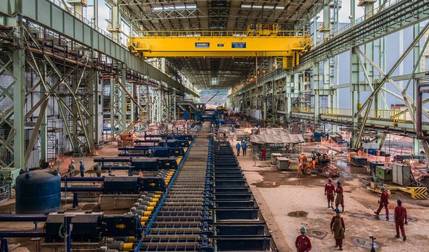 As ações da Gerdau operavam com forte queda na Bovespa, de 6,90%, após ser alvo da 6ª fase da operação Zelotes, da Polícia Federal, nesta quinta-feira; já a Metalúrgica Gerdau (GOAU4) registra queda de mais de 13%; as papéis da Petrobras, por outro lado, operam em alta de 2,13%, um dia depois de o Senado aprovar o fim da exclusividade da companhia nos poços do pré-sal