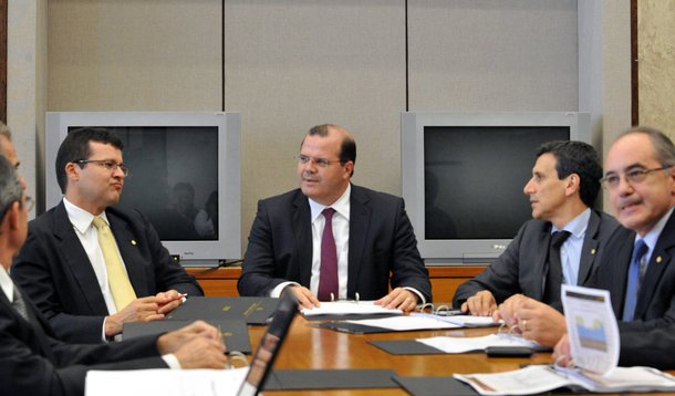 Istituições financeiras esperam que a taxa básica de juros, a Selic, seja mantida em 14,25% ao ano, na reunião do Comitê de Política Monetária (Copom) do Banco Central (BC), que acontece esta semana; previsão faz parte do boletim Focus, realizado pelo Banco Central (BC), com base em projeções de instituições financeiras para os principais indicadores econômicos; para o final de 2016, porém, a mediana das expectativas para a Selic passou de 13,38% para 13,25% ao ano; a estimativa para a alta do IPCA no final deste ano caiu pela sétima vez seguida, em 0,1 ponto percentual, a 6,98 por cento