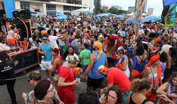 Número foi divulgado pela Secretaria da Segurança Pública e da Paz Social; foliões foram às ruas da capital federal nesta segunda-feira 8 em 12 eventos ocorridos em espaços públicos, entre eles o Aparelhinho, no Setor Bancário Sul, o Asé Dudu e Mamãe Taguá, em Taguatinga, e o Galinho de Brasília, na Asa Sul; este último foi o que reuniu mais gente: 40 mil pessoas