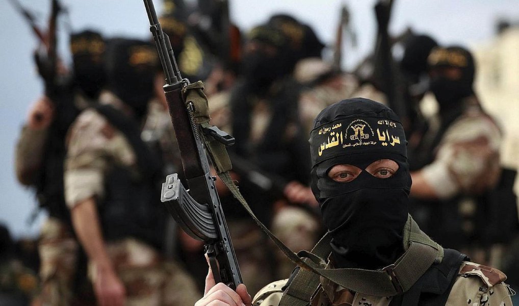 Pesquisa realizada pela Reuters/Ipsus aponta que quase dois terços da populaçõa dos Estados Unidos acredita que a tortura pode ser justificada para obter informações de suspeitos de terrorismo; uso da tortura ganhou os dabtes da disputa presidencial após o pré-candidato republicano Donald defender o uso de tortura para conseguir informações de possíveis suspeitos de terrorismo; somente 15% dos norte-americanos responderam que tortura nunca deve ser usada