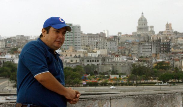 Escritor e professor cubano Raúl Antonio Capote Fernández, que atuou como agente duplo infiltrado na CIA entre 2004 e 2011, afirma que "a ideia da guerra não violenta consiste em ir solapando os pilares de um governo até que ele imploda. O objetivo não é fazer com que um governo renuncie (...). A ideia é que o governo imploda e que isso cause caos. Com o país em caos, é possível recorrer a meios mais extremos"; mídia e cinema possuem papéis fundamentais nos interesses estratégicos norte-americanos, diz ele