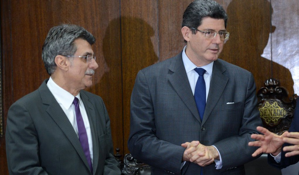 Ministro da Fazenda ouviu duas horas de críticas de senadores da base aliada e da oposição enquanto defendia o ajuste fiscal como o "caminho natural" para a retomada do crescimento, em jantar organizado na casa do líder do PMDB no Senado, Eunício Oliveira (CE); "Levy foi massacrado", contou o peemedebista Romero Jucá (à esq.); nem mesmo cinco petistas que estavam presentes no encontro saíram em sua defesa