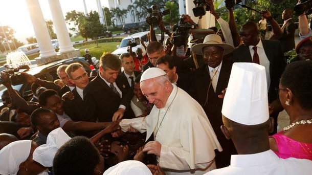 O papa Francisco viajou ao mais sagrado santuário de Uganda neste sábado, em homenagem aos mártires cristãos do século 19 mortos por sua fé, inclusive para proteger os jovens rapazes na corte real de abuso por parte do rei; Uganda tem sido vista como um bastião de sentimento anti-gay desde 2013, quando procurou endurecer as penas, com alguns legisladores pressionando para a pena de morte ou prisão perpétua por algumas ações que envolvem sexo gay; a lei foi anulada por razões processuais