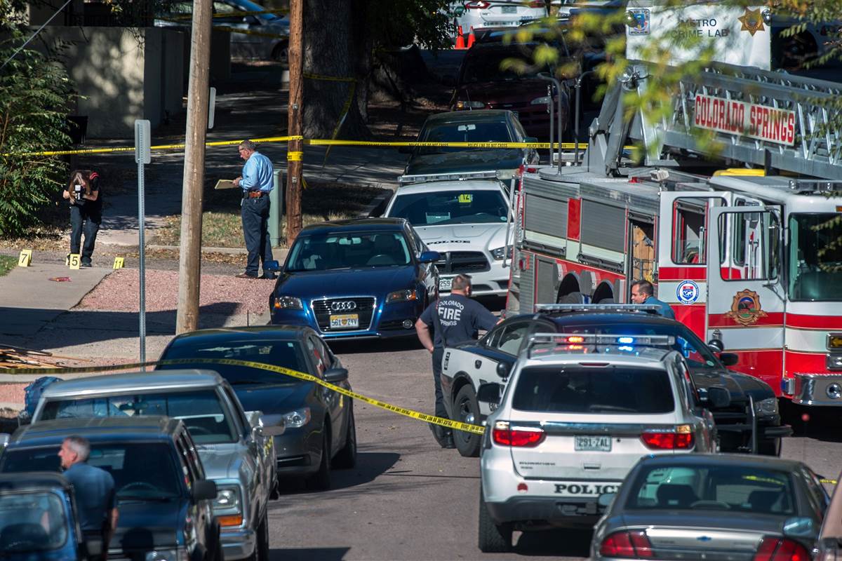 Nove pessoas ficaram feridas em um ataque em Colorado Springs, estado do Colorado (EUA). As vítimas foram atingidas por um homem que disparou com uma espingarda no Planned Parenthood, um centro de planejamento familiar; o atirador foi capturado, após pelo menos três horas de cerco policial