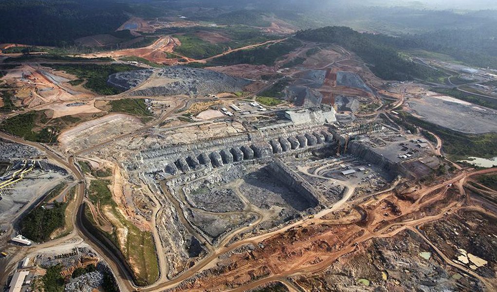 Num país traumatizado pelo apagão, que reclama da conta de luz e não abre mão dos confortos que permitem enfrentar a dureza da vida moderna, ao garantir licença de funcionamento de Belo Monte o Ibama tomou uma decisão que deve ser comemorada, segundo o jornalista Paulo Moreia Leite, diretor do 247 em Brasilia; segunda maior hidrelétrica do país, a construção da usina levou em conta tantos cuidados ambientais que até seu potencial energético original foi duramente sacrificado para assegurar o menor dano possível à natureza e a população local, inclusive nações indígenas; em maio, uma reportagem especial do 247 em Belo Monte mostrou o impacto da obra na região