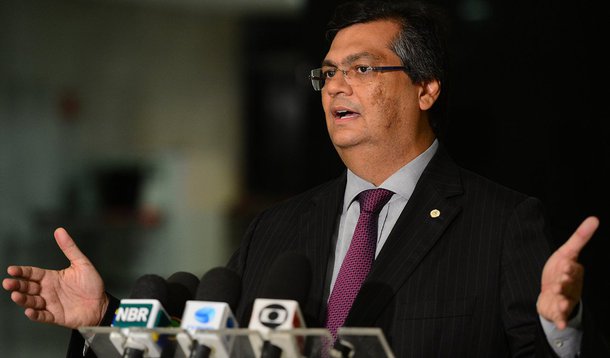 Governador Flávio Dino (PCdoB) defendeu uma articulação de líderes políticos, juristas e movimentos sociais em defesa do estado democrático de direito, como forma de reestabelecer a estabilidade política; ele se mostrou preocupado com o crescimento das atividades fascistas no País, e criticou o prcesso de impeachment contra a presidente Dilma Rousseff; "No processo do impeachment a acusação se restringe apenas às pedaladas, mas a comissão já está abençoando as delações. E o Judiciário não pode agir de acordo com os sentimentos das ruas", enfatizou
