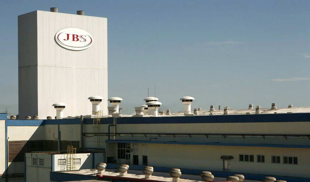 Balanço divulgado nesta quinta-feira, 12, pela JBS mostra que o grupo teve lucro líquido de R$ 3,441 bilhões, montante mais de três vezes superior ao lucro de R$ 1,092 bilhão registrado em igual período de 2014; no terceiro trimestre, a JBS teve uma receita líquida de R$ 43,028 bilhões, incremento de 39,8% ante os R$ 30,778 bilhões registrados no mesmo trimestre do ano passado