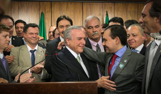 Editor do Tijolaço, Fernando Brito, avalia que "só o que há de concreto" neste início de governo Temer "é o pedido de que não se fale mais em crise; "Foi, para mim, o que de mais objetivo disse ele, que não anunciou medidas, proclamou intenções nas quais ninguém acredita – como a dos programas sociais e dos direitos trabalhistas – e se desmanchou em chavões dignos de um Rolando Lero, até mesmo cometendo um “se-lo-ia”digno de Jânio Quadros", ressalta