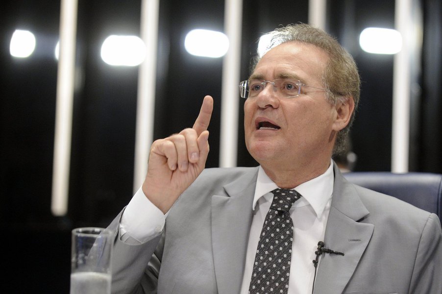 A história do impeachment do ex-presidente Fernando Collor mostra que o presidente do Senado, Renan Calheiros, "está certo" ao afirmar ao STF que é o Senado quem decide sobre o impeachment da presidente Dilma Rousseff, não a Câmara, afirma Tereza Cruvinel, colunista do 247; "A interpretação contrária, de que o afastamento decorre da votação na Câmara, só reforça a narrativa de que se tenta um golpe parlamentar", diz a jornalista; ela resgata a cronologia do processo de impeachment de 1992 e reforça: "Esta cronologia não deixa dúvidas. A Câmara autorizou o processo, o Senado decidiu instaurá-lo e afastou Collor. Poderia também ter decidido não lhe dar prosseguimento, como sustenta Renan"