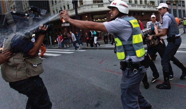 A Comissão Interamericana de Direitos Humanos, órgão autônomo da Organização dos Estados Americanos (OEA), denunciou nesta terça (23) que em 2015 aumentou a violência contra os profissionais de comunicação na América e informou que pelo menos 27 jornalistas foram assassinados no exercício da profissão; “O continente tornou-se uma das regiões mais perigosas do mundo para exercer o jornalismo e as agressões mais graves, como o assassinato e o rapto, tornaram-se uma das piores formas de censura”, diz a comissão
 