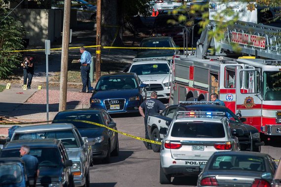 Nove pessoas ficaram feridas em um ataque em Colorado Springs, estado do Colorado (EUA). As vítimas foram atingidas por um homem que disparou com uma espingarda no Planned Parenthood, um centro de planejamento familiar; o atirador foi capturado, após pelo menos três horas de cerco policial