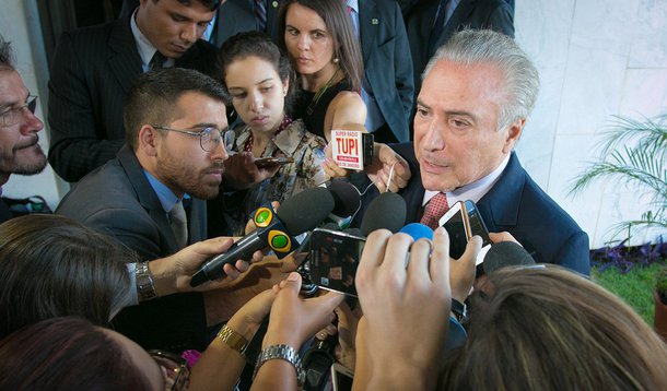 "O jantar, ontem, já sem a mínima discrição, de Michel Temer com seus aliados, em Brasília, embora já mereça o uso da palavra, ainda não revela, sob os sorrisos de quem precocemente se considera vitorioso, as presas da intriga e das ambições próprias", afirma o jornalista Fernando Brito, do Tijolaço, sobre discussões que o vice vem tendo para a formação de seu suposto governo; "A tudo isso, porém, falta um 'detalhe'. A vitória do golpe", lembra ele