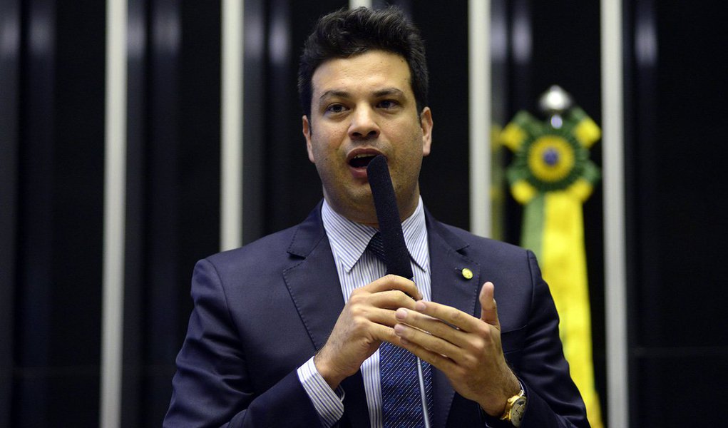 Para o deputado Leonardo Picciani, líder do PMDB na Câmara, o congresso do PMDB, marcado para esta terça-feira, corre o risco de ser esvaziado: “Se o congresso buscar o caminho da luta política, certamente será um fiasco. Se formular propostas para a gestão pública e para a economia, será um sucesso”