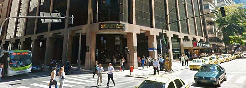 Na avaliação da Federação das Indústrias do Estado do Rio de Janeiro (Firjan), a admissibilidade do processo de impeachment da presidente da República Dilma, formalizado pela Câmara, "reflete a solidez de nossas instituições e fortalece a nossa democracia”; em nota, a entidade entende que a decisão de ontem vai permitir que o Brasil volte a olhar para o futuro com esperança, “saindo de um período marcado pela falta de diálogo, pela divisão do país e pelo fracasso da política econômica”