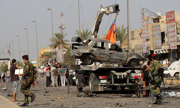 Um militante suicida detonou uma bomba em uma localidade a sul de Bagdá, capital do Iraque, e matou pelo menos 25 pessoas, de acordo com fontes locais; o suicida detonou os explosivos no meio de uma multidão, após um jogo de futebol