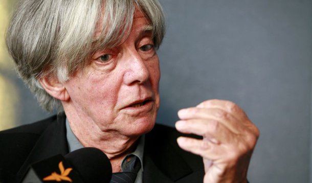 Filósofo francês André Glucksmann morreu na noite de segunda-feira (9), aos 78 anos, em Paris; Glucksmann fez parte, juntamente com Bernard-Henri Lévy, dos chamados "novos filósofos"; entre suas obras mais conhecidas estão "A Cozinheira" e o "Devorador de Homens", onde denunciava os crimes cometidos pelos regimes socialistas; nesta época, juntamente com o liberal Raymond Aron e com o pai do existencialismo, Jean-Paul Sartre, liderou um movimento para ajudar os refugiados da guerra do Vietnam que buscavam refúgio na França