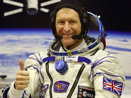 O astronauta britânico Tim Peake se tornou o primeiro homem a completar uma maratona no espaço neste domingo, correndo a distância clássica de 42 quilômetros amarrado a uma esteira a bordo da Estação Espacial Internacional; como parte da Maratona de Londres, maior corrida em massa da Grã-Bretanha, o homem de 44 anos viu as estradas de Londres sob seus pés em tempo real em um iPad enquanto, 402 quilômetros abaixo dele, mais de 37 mil corredores tomavam as ruas