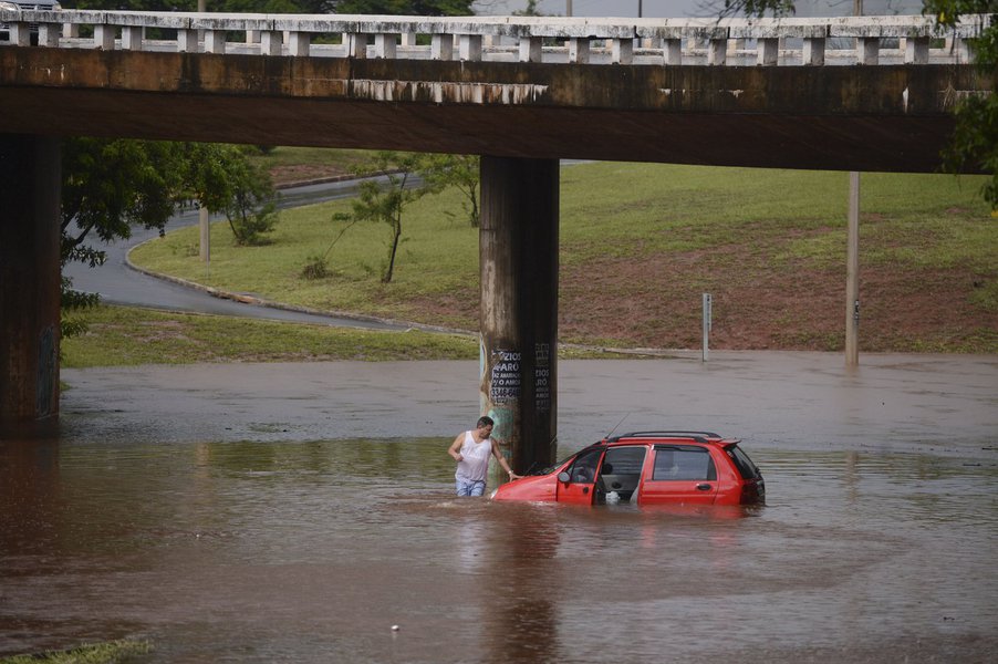 As fortes chuvas que atingem Brasília desde o começo do ano provocaram neste sábado 23 novos alagamentos em vias da cidade e deixaram veículos ilhados e até submersos, inclusive na área central; de acordo com o Corpo de Bombeiros do Distrito Federal, foram registradas pelo menos 10 ocorrências relacionadas às chuvas; os locais mais afetados no Plano Piloto foram um viaduto próximo a uma ponte e as chamadas tesourinhas