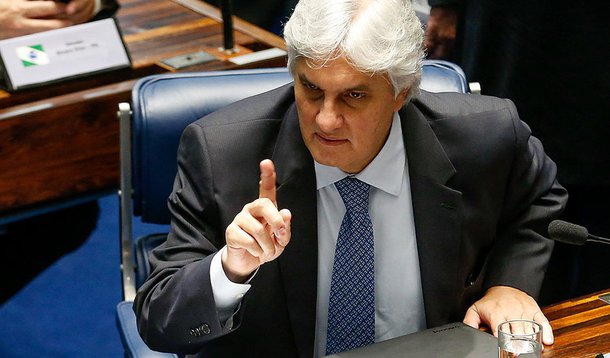 Em sua defesa no Conselho de Ética do Senado, os advogados Gilson Dipp, que foi ministro do STJ (Superior Tribunal da Justiça), Luís Henrique Machado e Raul Amaral Júnior, negam que Delcídio do Amaral (PT-MS) manteve conversas com os ministros do STF para libertar o ex-diretor da área internacional da Petrobras Nestor Cerveró, preso pela Lava Jato, pois "nem o senador acusado tem esse poder institucional nem os juízes daquela corte se sujeitam a esse tipo de influência, como se percebe da gravação"; dizem que foram "simples jactância [bravata]" as menções