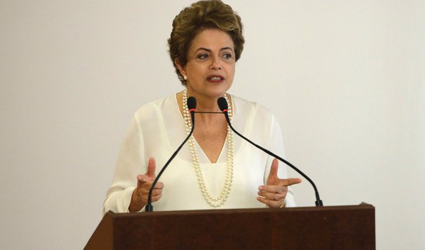 A presidente Dilma Rousseff se reuniu nesta quarta (9) com a deputada federal Mara Gabrilli (PSDB-SP) para, de acordo com a parlamentar, ouvir demandas de entidades defensoras dos direitos das pessoas com deficiência; o principal pleito apresentado pela deputada, que é tetraplégica, foi o pedido para o governo zerar a fila de espera para o fornecimento de cadeiras de rodas por parte do Poder Público, atualmente, em milhão e 800 mil pedidos; as duas conversaram também sobre o atendimento a bebês com microcefalia, já que, nos últimos meses, os casos aumentaram consideravelmente e podem estar relacionados ao vírus Zika; a tucana disse ter saído do encontro otimista
