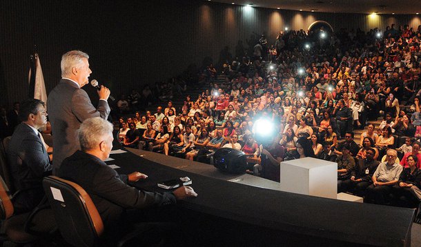 Mil cento e trinta e um (1.131) profissionais de saúde que tomaram posse em fevereiro participaram de solenidade de acolhimento no auditório do Museu da República; eles fazem parte dos 1.455 aprovados em concurso do governo de Brasília e nomeados em 14 de janeiro deste ano; ao todo, são 357 médicos, 22 auxiliares em saúde, 626 técnicos de enfermagem, 5 cirurgiões-dentistas, 83 enfermeiros e 38 especialistas em saúde; o governador do Distrito Federal, Rodrigo Rollemberg, destacou que foi autorizada a duplicação de jornada, de 20 para 40 horas, de 349 servidores da rede em várias especialidades