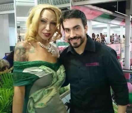 O que me causou mais estranheza foi a presença do padre Fábio de Melo numa quadra de escola de samba. A foto com a travesti deveria ser considerada normal