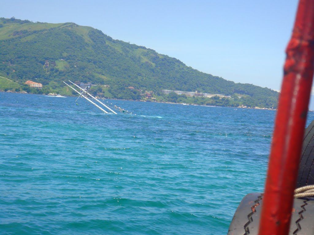 Uma equipe de inspeção naval da Delegacia da Capitania dos Portos em Angra dos Reis, com três embarcações da Marinha, realiza operação de busca e resgate na região sul do estado do Rio de Janeiro, para localizar cinco desaparecidos após o naufrágio da escuna Minas Gerais, nas proximidades da Ilha dos Meros, na Baía da Ilha Grande; os bombeiros do Quartel de Angra dos Reis também participam das buscas