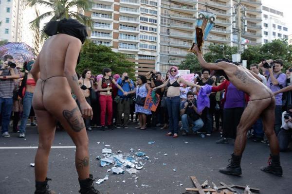  Quem vocês acham que marcha para o dito cujo? Ou melhor, será que você também não marcha para o capiroto, mesmo sem perceber?