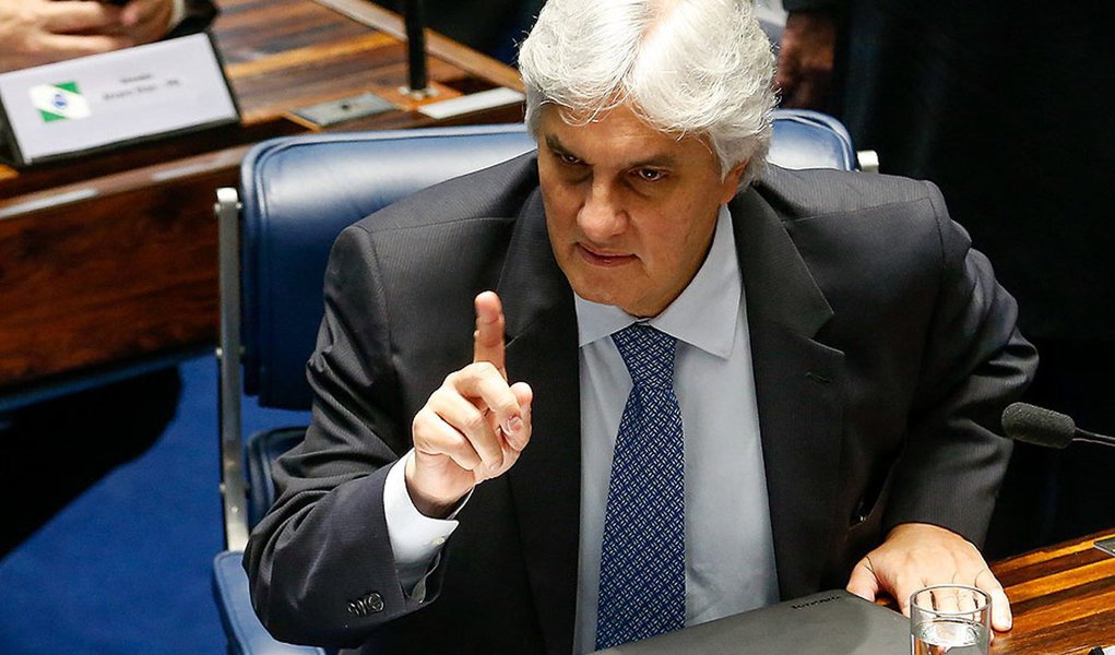 Em sua defesa no Conselho de Ética do Senado, os advogados Gilson Dipp, que foi ministro do STJ (Superior Tribunal da Justiça), Luís Henrique Machado e Raul Amaral Júnior, negam que Delcídio do Amaral (PT-MS) manteve conversas com os ministros do STF para libertar o ex-diretor da área internacional da Petrobras Nestor Cerveró, preso pela Lava Jato, pois "nem o senador acusado tem esse poder institucional nem os juízes daquela corte se sujeitam a esse tipo de influência, como se percebe da gravação"; dizem que foram "simples jactância [bravata]" as menções