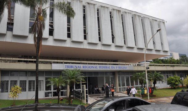 O presidente do Tribunal Regional Federal da 1ª Região (TRF-1), Cândido Ribeiro, derrubou nesta quinta (17) a decisão liminar da 4ª Vara do Distrito Federal que suspendeu a nomeação do ex-presidente Lula na chefia da Casa Civil; a nova decisão, no entanto, ainda não permite a Lula, que tomou posse nesta quinta, exercer as funções do cargo, porque há outra decisão, da 6ª Vara da Justiça Federal no Rio de Janeiro, também suspendendo Lula do cargo