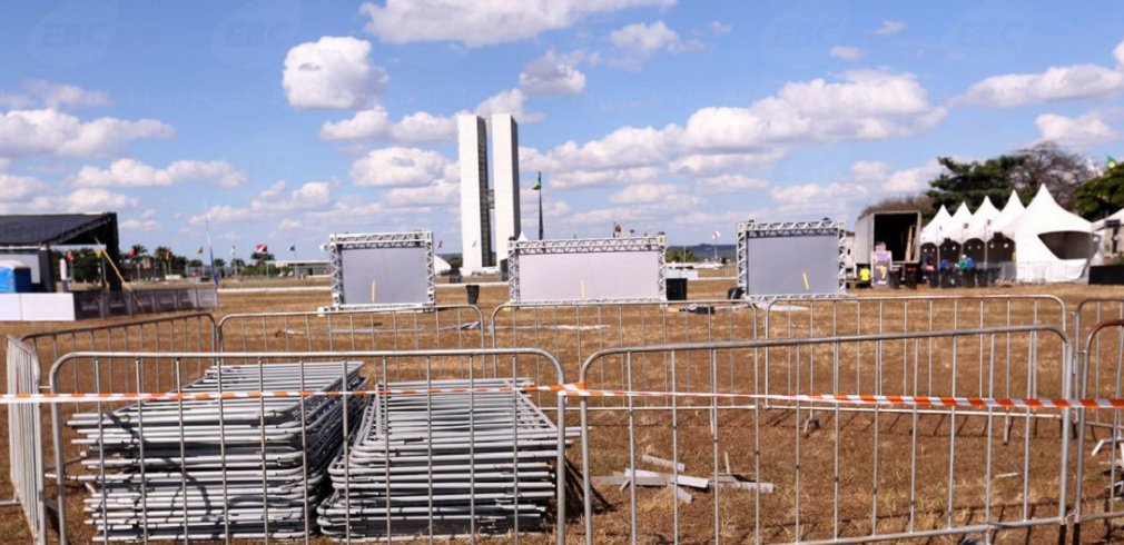 Governo do Distrito Federal já começa a montar o esquema de segurança na Esplanada dos Ministérios para a primeira votação sobre o processo de impeachment da presidenta Dilma Rousseff, que ocorrerá esta semana no Senado; grades que vão dividir o público contrário e favorável ao impeachment já estão no gramado em frente ao Congresso Nacional; esquema de segurança também deve incluir um vão dos dois lados do muro, onde poderão ser feitos atendimentos de emergência pelo Corpo de Bombeiros, caso seja necessário