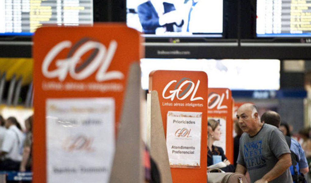 Companhia aérea Gol registrou prejuízo líquido de 1,13 bilhão de reais no quarto trimestre, um aumento de 79 por cento ante o resultado líquido negativo registrado no mesmo período do ano anterior; a empresa também informou projeção de reduzir entre 15 e 18 por cento o volume total de decolagens em 2016; a projeção anterior da empresa era reduzir de 4 a 6 por cento o volume de decolagens nacional