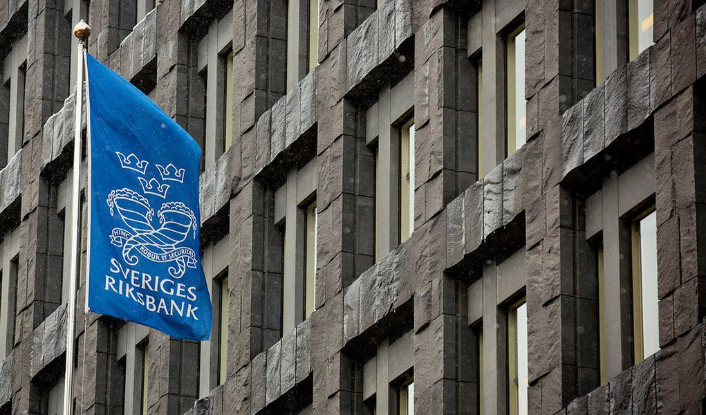 O Riksbank, o banco central sueco, decidiu aumentar em 0,15% a taxa de juros negativa de juros do país, deixando-a em 0,50%; medida vale a partir do dia 17 de fevereiro e a autoridade monetária espera que contribua para elevar a inflação para perto da meta ao redor de 2% em 2017; no Brasil, a taxa básica de juros está positiva em 14,25%