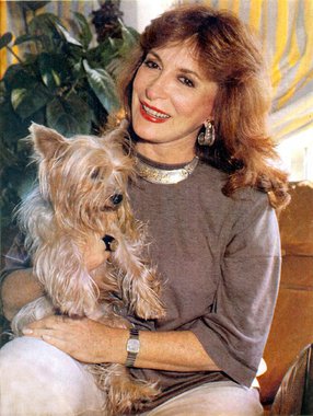 A artista, de 82 anos, estava internada internada desde o dia 30 de dezembro no Hospital São Lucas, em Copacabana, na Zona Sul do Rio, em consequência de um quadro agudo de obstrução intestinal; seu último papel de Tereza Rachel na TV Globo foi na novela Babilônia, em 2015