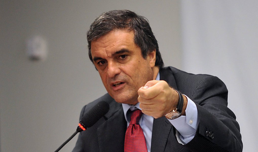 Ministro da Justiça disse que não se surpreendeu com o apoio do PSDB ao impeachment contra a presidente Dilma Rousseff, mas que lamentou; "O que eu lamento é que algumas pessoas que historicamente ajudaram a construir a democracia no Brasil e que têm uma biografia na defesa do Estado de Direito parecem ter esquecido do que defenderam no passado e agora, por questões momentâneas, abrem mão de princípios", afirmou, sem citar nomes