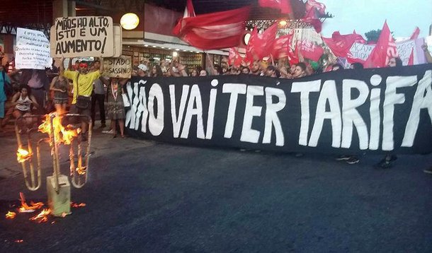 Pela terceira vez desde o reajuste de 40 centavos nas passagens, em 1º de janeiro, um grupo de manifestantes se reuniu no centro da capital fluminense, em protesto contra o aumento da tarifa de ônibus no Rio; de maioria jovens, o grupo se concentrou em frente à Candelária e percorreu cerca de três quilômetros até a Central do Brasil, terminal de trens da cidade; ao fim do ato, uma roleta de ônibus foi queimada e o grupo então se dispersou sem incidentes