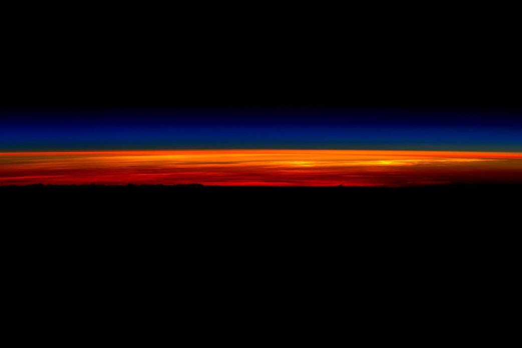 O astronauta Scott Kelly, prestes a retornar à Terra após um ano na estação espacial registrou fotos diferentes do nascer do sol como visto na Estação Espacial Internacional