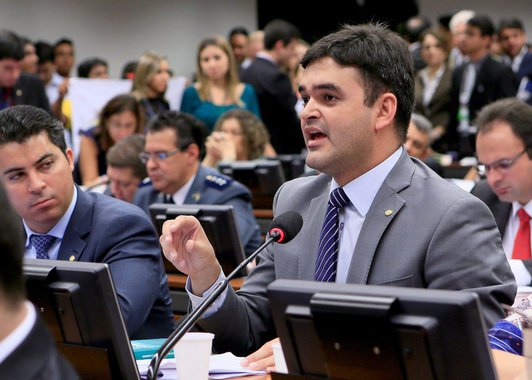 Supremo Tribunal Federal (STF) recebeu o primeiro mandado de segurança, com pedido de medida liminar, contra a abertura do processo de impeachment por parte do presidente da Câmara dos Deputados, Eduardo Cunha (PMDB-RJ); segundo o documento,a presidente Dilma Rousseff não foi notificada previamente do recebimento da denúncia-crime entregue ao presidente da Câmara para que oferecesse resposta; mandado de segurança é de autoria do deputado Rubens Pereira Júnior (PCdoB-MA) e terá como relator no STF o ministro Celso de Mello