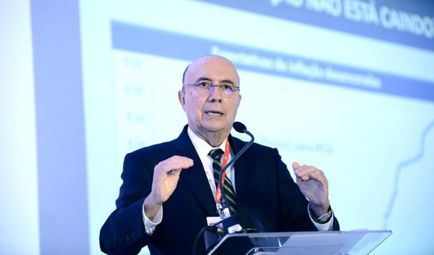 Cotado para a Fazenda em eventual governo Temer, o ex-presidente do Banco Central Henrique Meirelles não descarta a hipótese de aumentar impostos, o que "talvez seja necessário, mas claramente temporário"; ele projetou três cenários para a expansão do PIB na próxima década: 1,2% se nada for feito, 2,6% com ajustes básicos e 4% com reformas efetivas