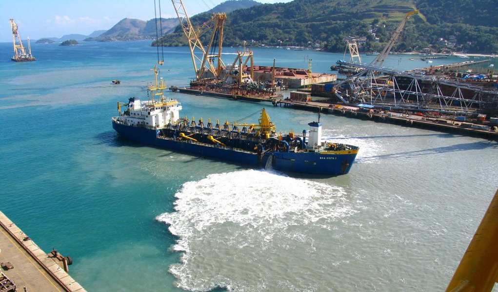 Sem receber os pagamentos prometidos pela Sete Brasil a cerca de um ano, o Estaleiro Brasfels demitirá 2 mil metalúrgicos até dezembro; eles trabalham na construção de quatro das seis sondas de perfuração encomendadas ao estaleiro, localizado em Angra dos Reis (RJ); a princípio, serão demitidos 500 operários; eles construíam sondas encomendadas pela Petrobras, duas das quais estão prontas e uma terceira, com 90% dos trabalhos concluídos, teve a construção suspensa; dificuldades financeiras da Sete Brasil começaram após o nome do estaleiro ser envolvido nas denúncias da Operação Lava Jato