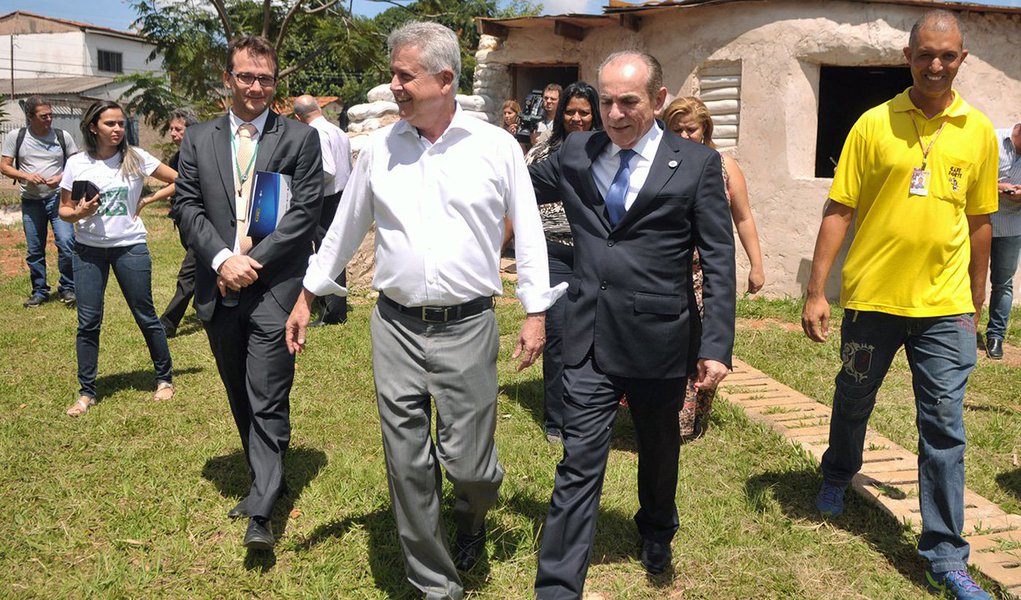 O ministro da Saúde, Marcelo Castro, participou de ação contra o mosquito Aedes aegypti no Centro de Ensino Fundamental Agrourbano Ipê, localizado no Riacho Fundo (DF); a estratégia é parte da mobilização contra o vetor no ambiente escolar; no colégio, as desta quarta-feira ocorrem em meio à Semana da Família na Escola; o objetivo, segundo a pasta, é aproveitar o momento para orientar alunos e comunidade escolar sobre ações de prevenção ao mosquito, além de desenvolver atividades relacionadas ao tema, como oficinas e exposições