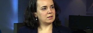 Sinara Polycarpo, autora da polêmica carta enviada aos clientes do Santander em 2014 alertando sobre os riscos para os ativos com a reeleição de Dilma Rousseff, foi demitida e entrou com um processo contra o banco por danos morais, vencido por ela em agosto de 2015; o banco foi condenado a pagar R$ 450 mil de indenização e recorreu da sentença proferida pela juíza Lúcia Toledo Rodrigues; mas a juíza Cynthia Gomes Rosa, do Tribunal Regional do Trabalho da 2ª Região, manteve a pena 