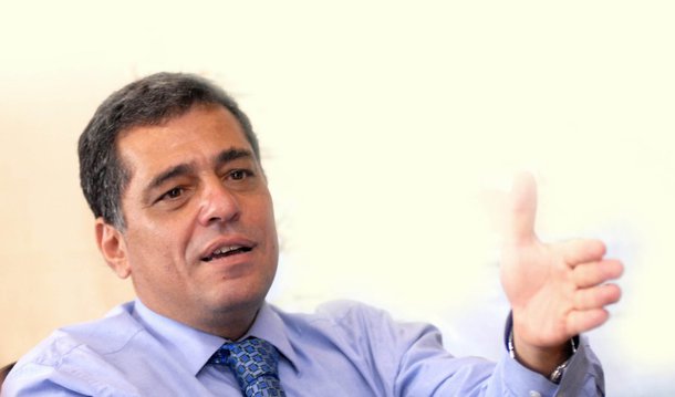 O juiz titular da 8ª Vara de Fazenda Pública, Leonardo Gransdmasson, determinou um novo arresto de R$ 1,5 bilhão nas contas do governo do Rio de Janeiro para garantir o pagamento dos 465 mil servidores ativos e inativos; em seu despacho, o magistrado informou que o valor não pode ser retirado de recursos destinados à educação, à saúde e à segurança pública nem das contas vinculadas aos repasses obrigatórios para os municípios e para os poderes com autonomia orçamentária, a exemplo do Legislativo e do Judiciário