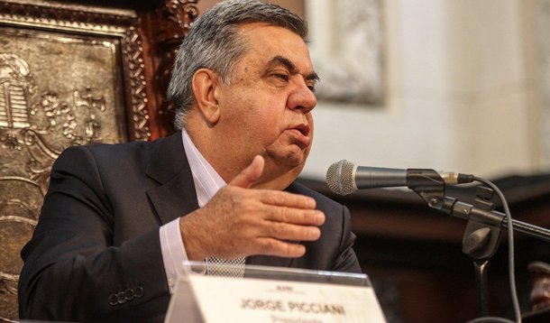 O governo em exercício do Rio de Janeiro, Francisco Dornelles, se reuniu com deputados na Assembleia Legislativa do estado (Alerj) em busca de uma solução para a crise econômica do estado; Dornelles esteve na Alerj para se apresentar aos parlamentares e afirmou que a situação econômica do Rio é “trágica”; de acordo com o presidente da assembleia, deputado Jorge Picciani (PMDB), a principal ideia debatida foi a aprovação de um projeto de lei para rever a política de incentivos e isenções fiscais a empresas no estado