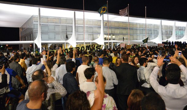 Um grupo de petistas entrou em confronto com manifestantes que protestam, nesta quarta (16), contra a nomeação do ex-presidente Lula para a Casa Civil em frente ao Palácio do Planalto, em Brasília; houve correria e a polícia usou cassetetes e spray de pimenta para evitar os embates; na Praça dos Três Poderes, cerca de 2 mil pessoas protestam contra Lula, Dilma e o PT