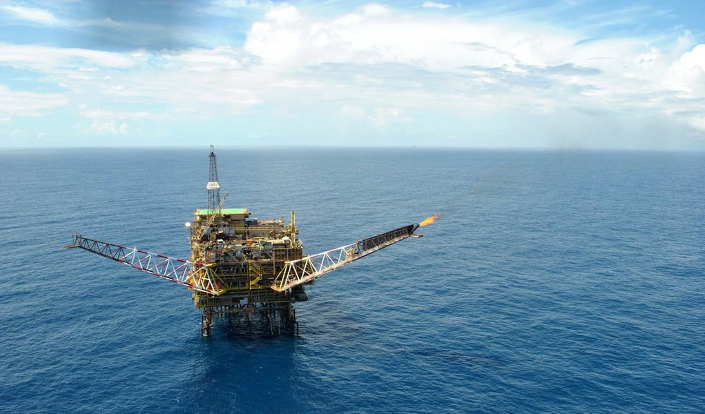 Petrobras pretende vender até um quarto de sua participação de 40% no campo de exploração de petróleo de Libra, no pré-sal; objetivo é reduzir a dívida da estatal, considerada a maior da indústria petrolífera no mundo; negócio pode alcançar US$ 1,5 bilhão; Petrobras tem como meta alienar US$ 15,1 bilhões de dólares até o final de 2016