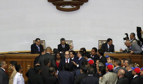 O Supremo Tribunal de Justiça da Venezuela declarou hoje que todas as decisões do parlamento, controlado pela oposição, serão inválidas, depois de três deputados terem sido empossados apesar de suspensos por aquele órgão