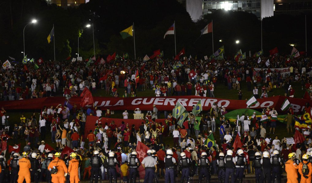 Milhares de manifestantes que protestam em Brasília na noite desta sexta-feira (18) entoaram um coro pedindo a saída do presidente da Câmara, Eduardo Cunha (PMDB-RJ); Cunha é réu em ação no Supremo Tribunal Federal por ter recebido propina em negócios da Petrobras